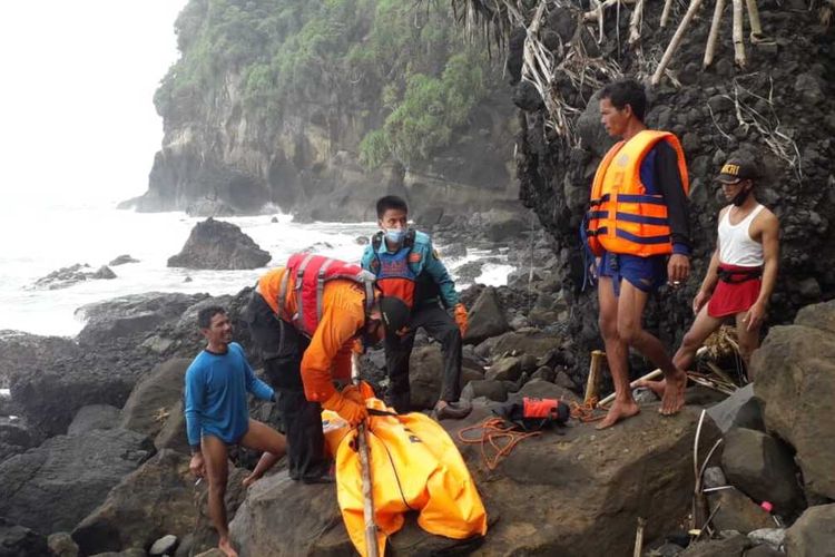 Anggota Basarnas mengevakuasi jasad nelayan yang tenggelam di perairan selatan Pulau Nusakambangan, Kabupaten Cilacap, Jawa Tengah, Sabtu (6/2/2021).