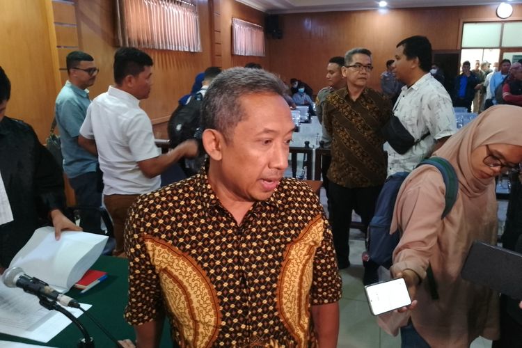 Mantan Wali Kota Bandung, Yana Mulyana usai menjalani sidang tuntutan kasus suap Bandung Smart City di Pengadilan Negeri Bandung, Kota Bandung, Jawa Barat, Rabu (29/11/2023).