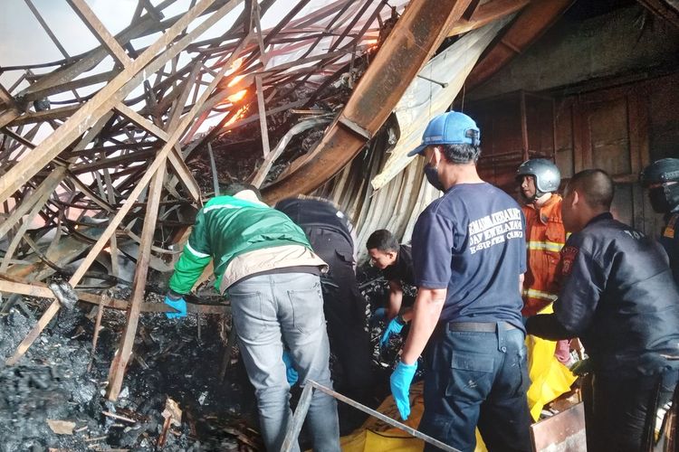 Sejumlah personil gabungan berupaya mengevakuasi jenazah korban kebakaran toko matrial di Kabupaten Cianjur, Jawa Barat, Rabu (17/1/2024) pagi, Peristiwa Selasa petang tersebut merenggut tiga korban jiwa, 
