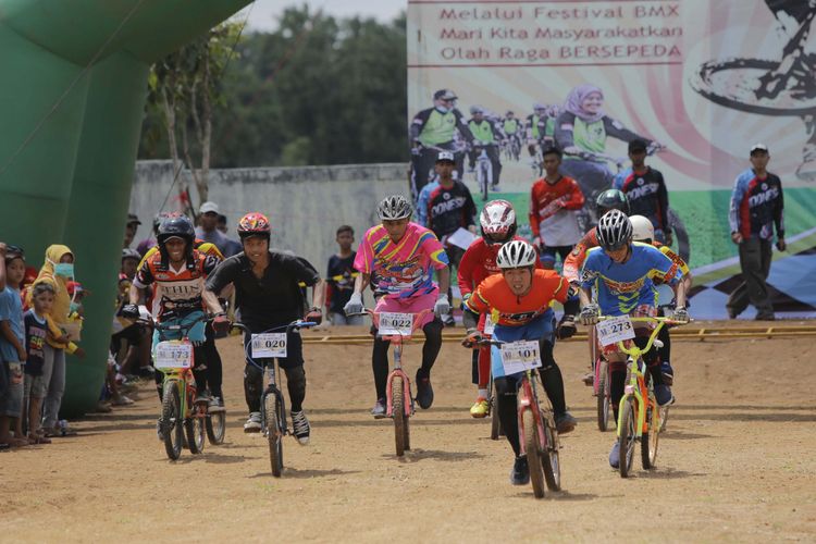 Sejumlah atlet sepeda BMX memacu sepedanya saat melintasi rintangan pada ajang Festival Wisata Sepeda BMX di Kompleks Islamic Center, Desa Sukada, Lampung Timur, Minggu (19/7/2017). Festival Wisata Sepeda BMX 2017 diikuti oleh sekitar 250 peserta dari bebagai wilayah di Provinsi Lampung.