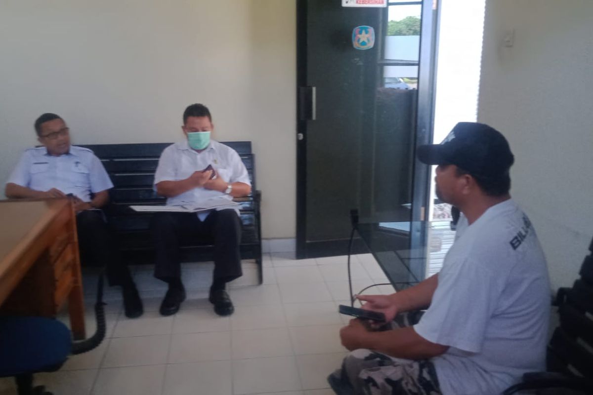 Dinas Ketahanan Pangan Dan Perikanan (DKPP) Buleleng melakukan penjajakan ke pengelola SPBU terkait pembatasan pembelian BBM pertalite menggunakan jerigen untuk nelayan di Buleleng, Provinsi Bali, Kamis (14/4/2022).