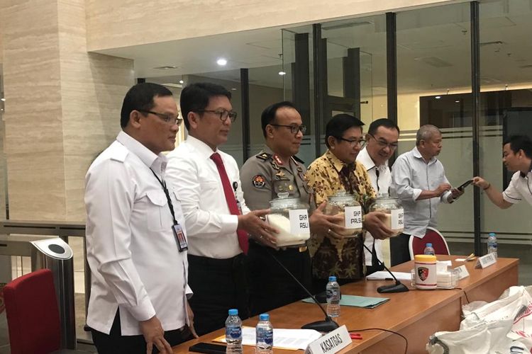 Kepala Satgas Pangan Polri, Brigjen (Pol) Nico Afinta (kedua dari kiri) saat konferensi pers di Gedung Bareskrim Polri, Jakarta Selatan, Senin (5/8/2019).