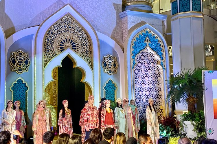 Model dengan koleksi dari desainer Indonesian Fashion Designer Council di Raya Fashion Fest di Central Park Mall, Jakarta Barat, Jumat (29/03/2024).