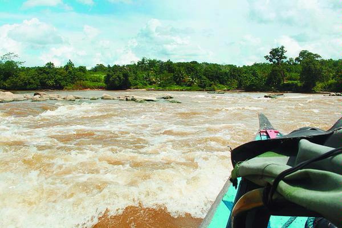 Sebuah perahu motor mencoba melewati riam Sungai Katingan, Kalimantan Tengah, beberapa waktu lalu. Untuk melewati riam, pengemudi perahu harus melakukan perhitungan cermat agar perahu tidakkaram.