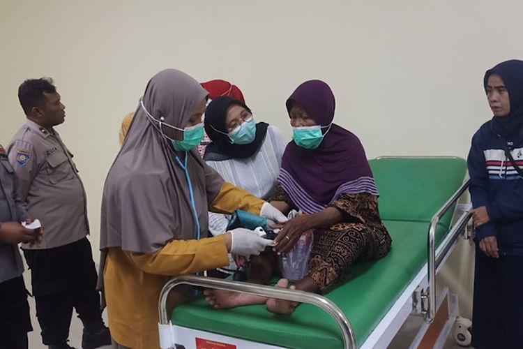 Nenek Asmah (72) warga Kebon Jeruk Jakarta Barat saat mendapat perawatan di RSUD Kesesi Kabupaten Pekalongan Jawa Tengah.