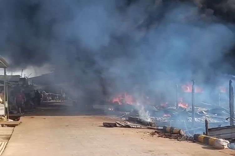 Kebakaran Hebat Landa PT HWI Jepara, Ratusan Motor Buruh Pabrik Hangus