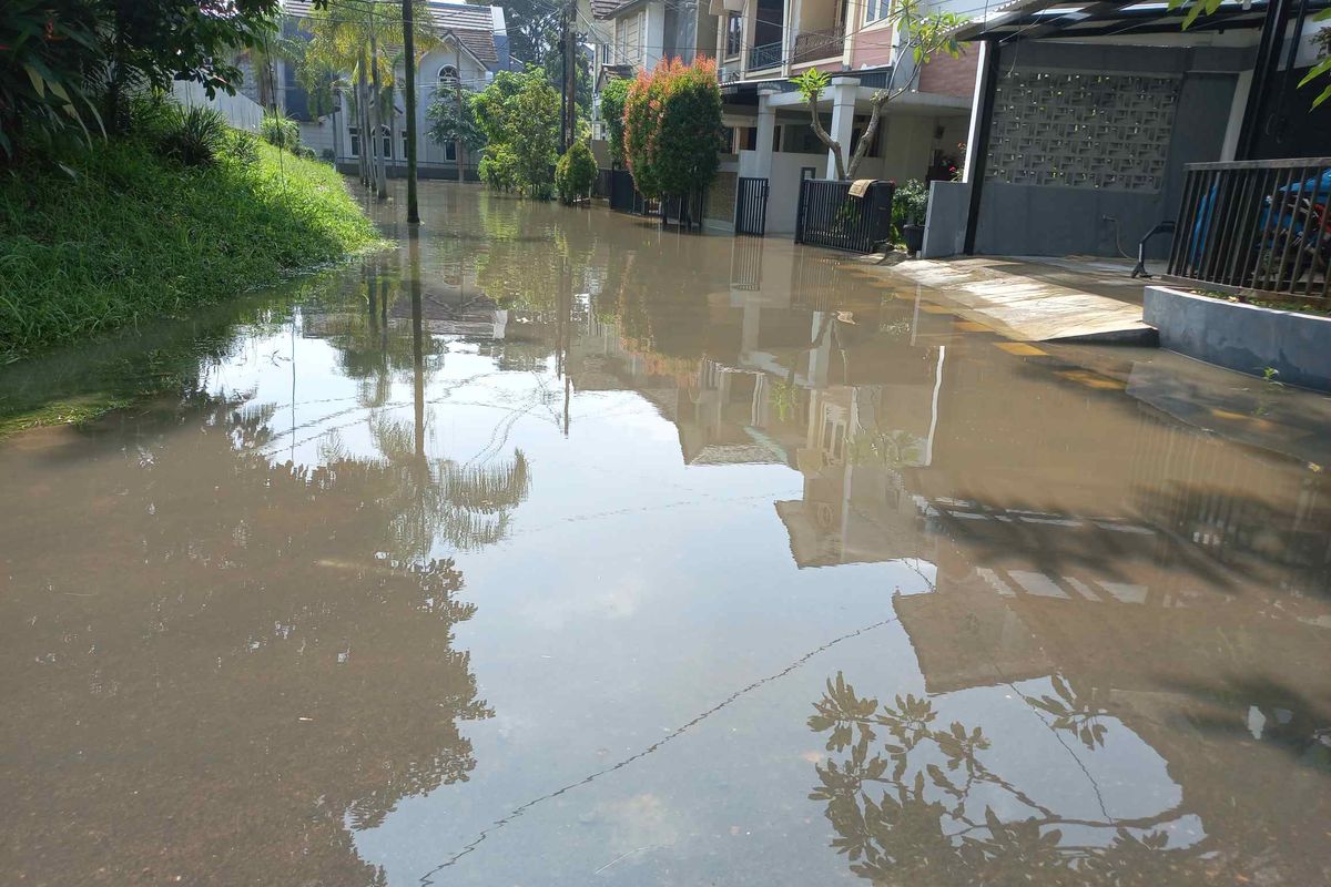 Banjir di perumahan Nerada Estate, Cipayung, Ciputat, Tangerang Selatan pada Sabtu (12/6/2021).