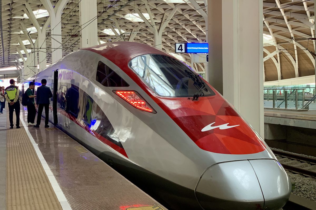 Ujung atau kepala Whoosh berbentuk moncong memanjang seperti kereta Shinkansen di Jepang. Desain kereta cepat pertama di Indonesia ini tampak menarik dan disukai para penumpang.