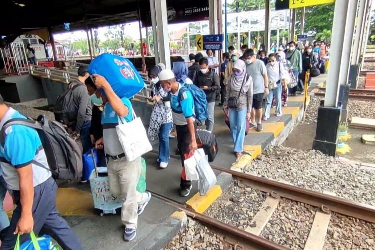 Sejumlah penumpang memadati Stasiun Cirebon pada momen libur panjang, Natal, Tahun Baru, dan Libur Sekolah, pada Jumat (23/12/2022). Pada momen Tahun Baru Imlek, PT KAI Daop III Cirebon menyiapkan promo dan juga kejutan pada Minggu (22/1/2023) mendatang.