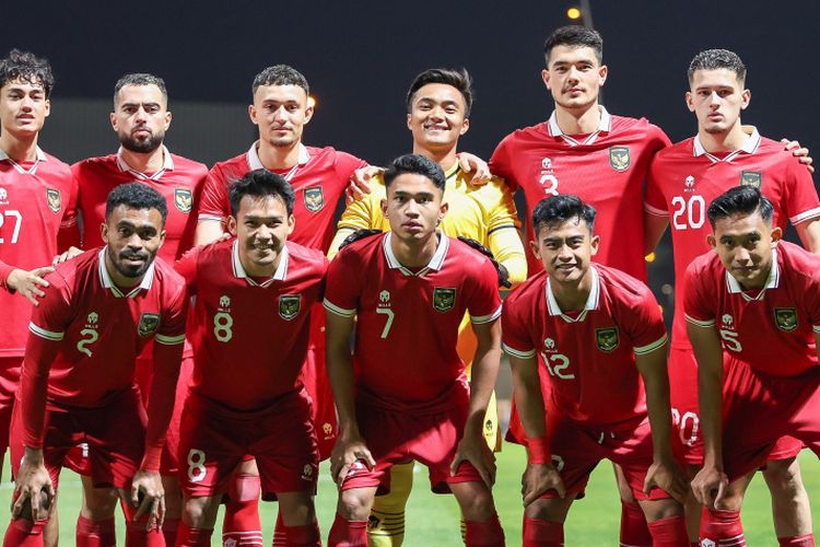 Potret skuad timnas Indonesia sebelum bertanding melawan Iran dalam uji coba yang digelar di Al Rayyan Training Ground, Al Rayyan, Qatar, Selasa (9/1/2024). Terkini, timnas Indonesia akan melawan Irak pada matchday pertama Grup D Piala Asia 2023.