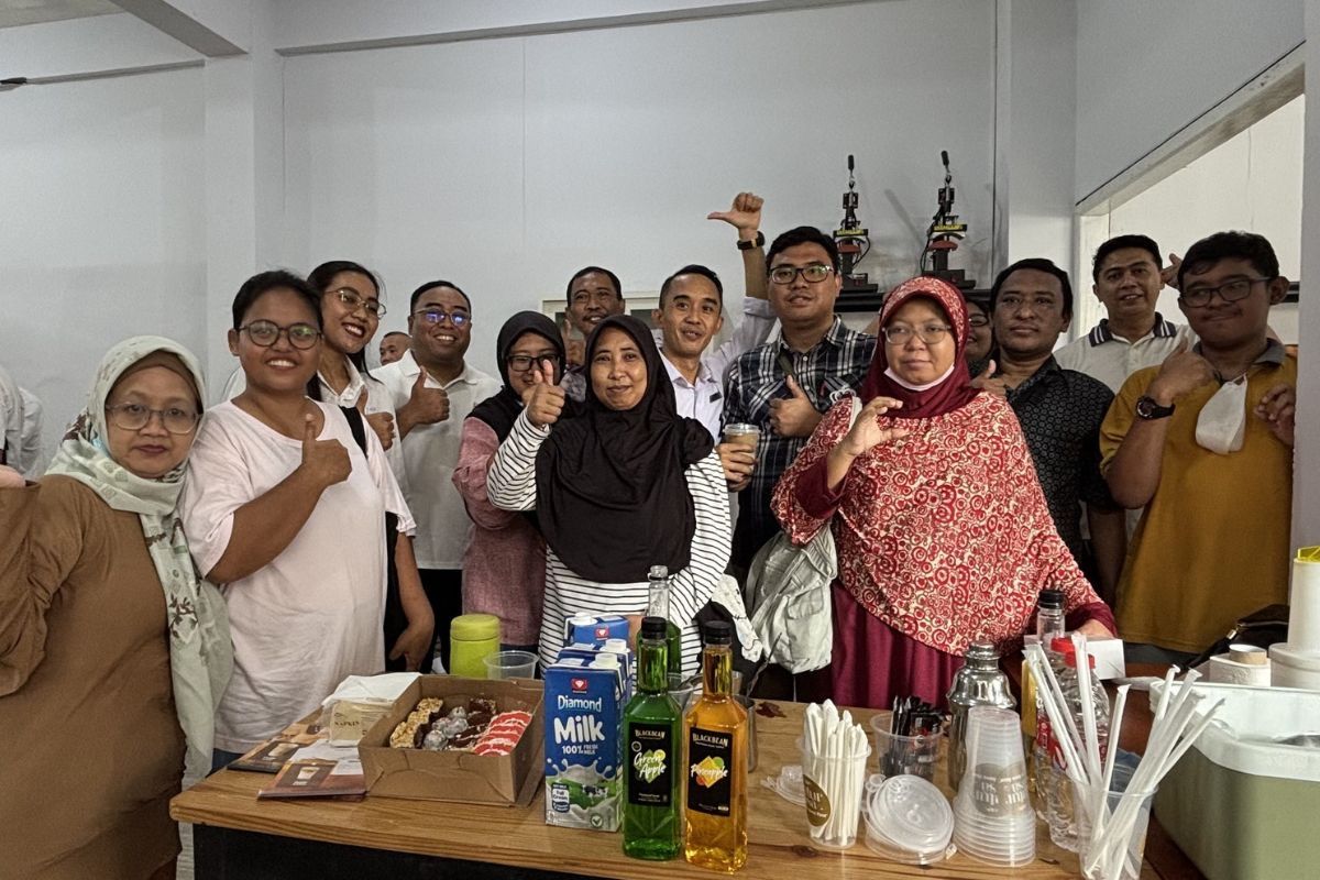 Peserta edukasi meracik minuman.