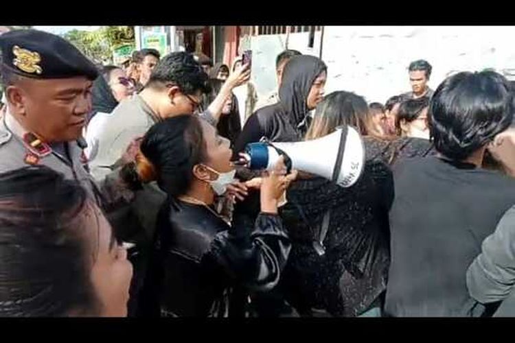 Suasana kericuhan di depan kantor salah satu arisan online di Kabupaten Gowa, Sulawesi Selatan saat digeruduk oleh puluhan warga. Rabu, (14/12/2023).