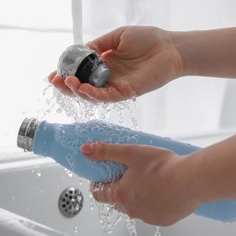 Mencuci peralatan makan hingga bersih sebelum digunakan adalah salah satu cara mencegah hepatitis A.