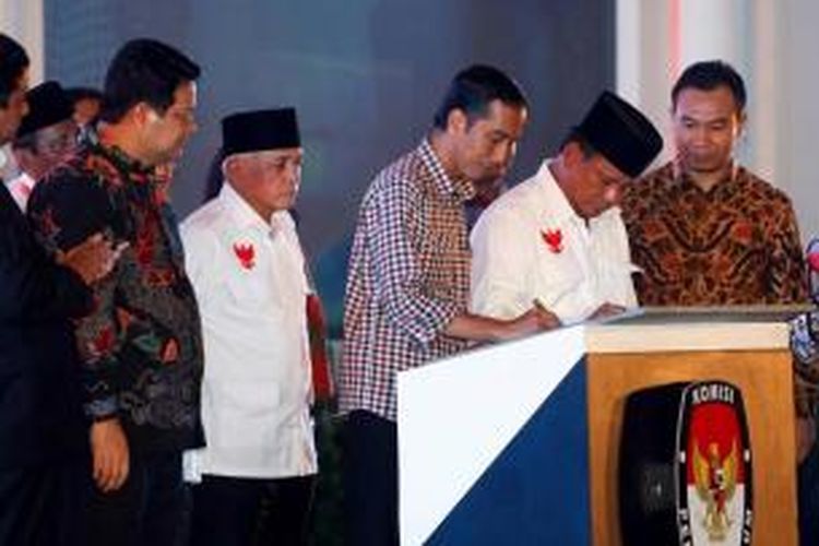 Calon presiden Joko Widodo dan calon presiden Prabowo Subianto menandatangani prasasti Deklarasi Pemilu Berintegritas dan Damai di Jakarta, Selasa (3/6/2014). Acara yang diselenggarakan Komisi Pemilihan Umum tersebut menandai dimulainya masa kampanye Pilpres dari 4 Juni sampai 5 Juli.