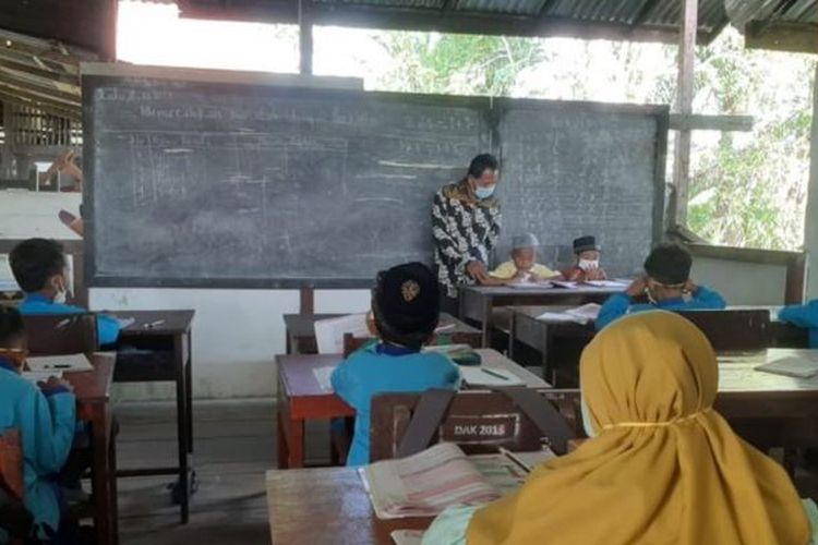 Siswa belajar di ruang kelas dadakan di SDN 19 Medang, Kabupaten Sambas