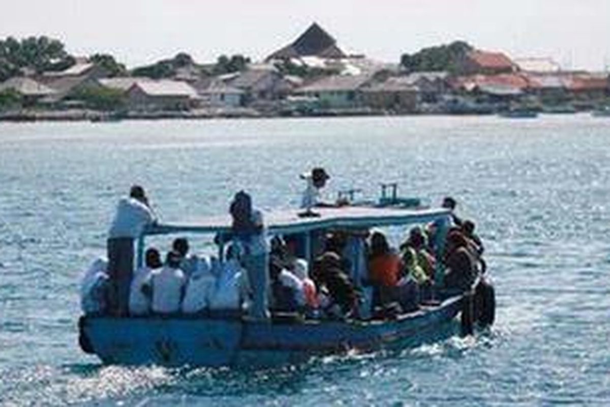 Ilustrasi: Para pelajar berdesakan dengan penumpang umum di atas perahu yang menuju Pulau Pramuka, Kepulauan Seribu, Jakarta, Selasa (20/4/2010).