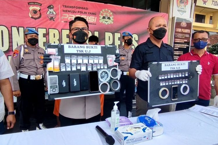 Kapolres Cirebon Kota AKBP Fahri Siregar memberikan penjelasan terkait penangkapan kurir sabu yang dikendalikan dari dalam Lapas Khusus Narkotika Gintung Cirebon, Selasa (13/9/2022)