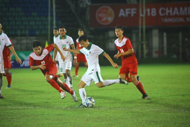 Pemain Timnas U-19 Indonesia, Muhammad Iqbal, berusaha melepaskan tembakan ke gawang Filipina dalam laga penyisihan Grup B Piala AFF U-18, Kamis (7/9/2017).