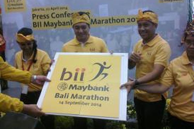 Presiden Direktur BII, Taswir Zakaria beserta jajaran terkait tengah memasangkan puzzel simbol pembukaan acara konferensi pers di kantor pusat BII, Senayan Jakarta Selatan.