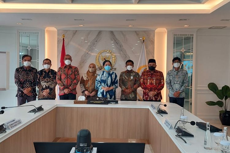 Anggota KPU dan Bawaslu terpilih 2022-2027 dengan Ketua DPR Puan Maharani di Senayan, Jakarta, Kamis (10/3/2022).