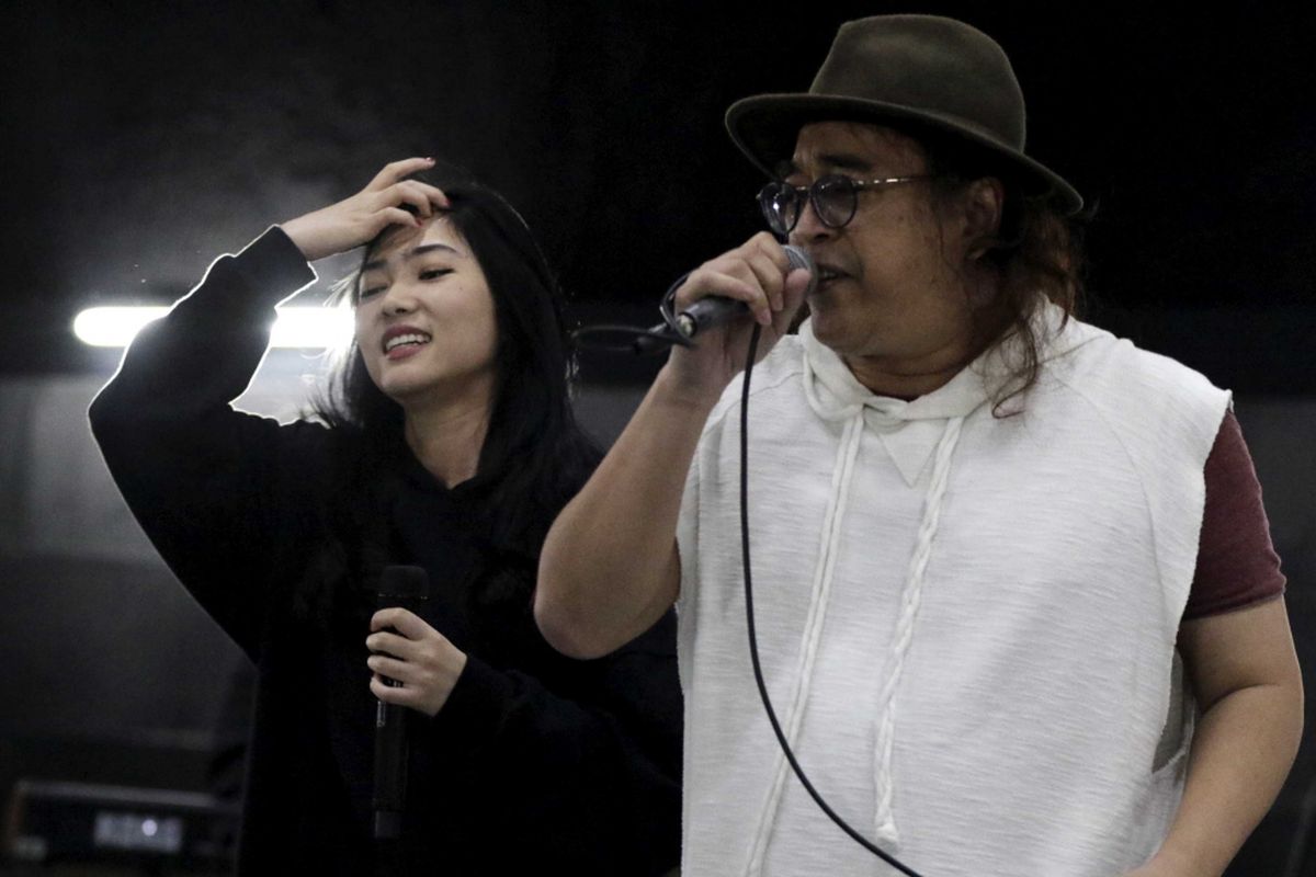 Kla Project berkolaborasi dengan Isyana Sarasvati pada sesi latihan persiapan konser Kla Project di Studio 2, Menara Kompas Gramedia, Palmerah Selatan, Jakarta, Selasa (27/11/2018). Menginjak 30 tahun berkarya KLa Project akan menggelar konser yang bertajuk Karunia Semesta pada 5 Desember 2018 mendatang di Jakarta Convention Centre (JCC), Plenary Hall, Jakarta Pusat.
