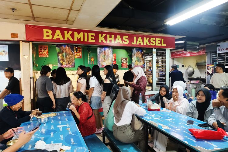 Kios Bakmie Khas Jaksel, di pujasera Blok M Square, Jakarta Selatan, Senin (30/6/2025). 