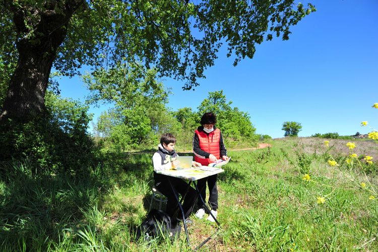Giulio Giovannini (12) bersama ibunya, Gloria, bepergian sejauh 1,5 kilometer demi mencari sinyal internet untuk menghadiri sekolah online. Foto diambil pada 15 April 2020.