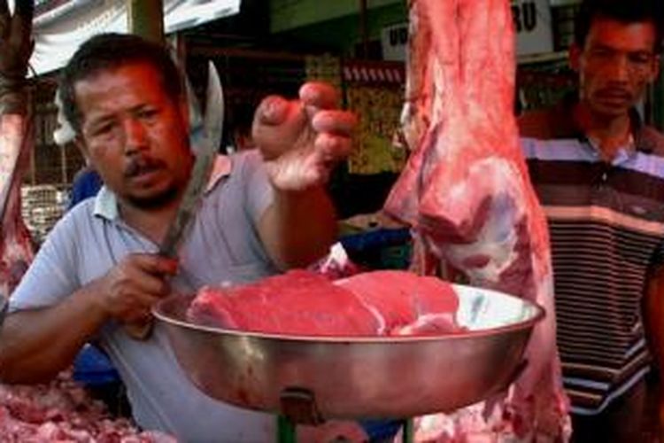 Pedagang daging di Pasar Tradisional Meulaboh, Kabupaten Aceh Barat, Provinsi Aceh.
