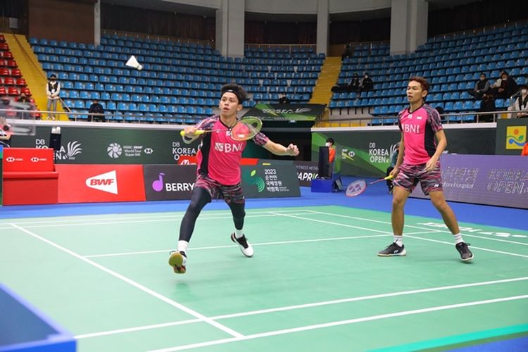 Ganda putra Indonesia, Fajar Alfian (kanan) dan Muhammad Rian Ardianto, dalam pertandingan babak pertama Korea Open 2022 melawan wakil tuan rumah, Gwang Min Na/Jin Seong Noh. Dalam laga di Palma Indoor Stadium, Selasa (5/4/2022), Fajar/Rian menang 21-16, 21-12.
