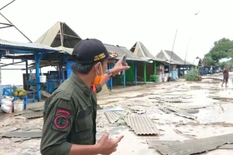 Gazebo Rusak Atapnya akibat angin kencang di Pantai Sepanjang, Gunungkidul Senin (20/12/2021)