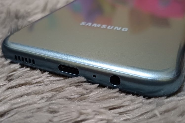 Bagian bingkai bawah Samsung Galaxy M14 5G. Di sisi ini terdapat lubang earphone 3.5 mm.