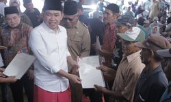 Pemkab Jember Serahkan Sertifikat Redistribusi Tanah bagi Warga Pinggir Hutan