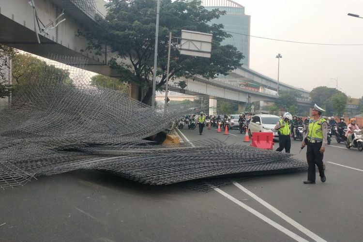 Ada Truk Terguling di Tol Kebon Jeruk: Pengemudi Bisa Lewat Jalan Alternatif Ini