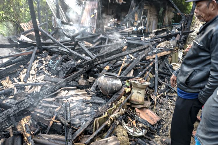 Rumah semi permanen di Kampung Cintalaksana RT 03/03, Desa Gunungmasigit, Kecamatan Cipatat, Kabupaten Bandung Barat (KBB) habis terbakar, Kamis (4/5/2023).