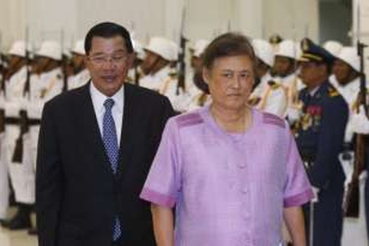 Putri Kerajaan Thailand Maha Chakri Sirindorn didamping PM Kamboja Hun Sen memeriksa barisan kehormatan saat menyambut kunjungan resmi tiga hari sang putri.