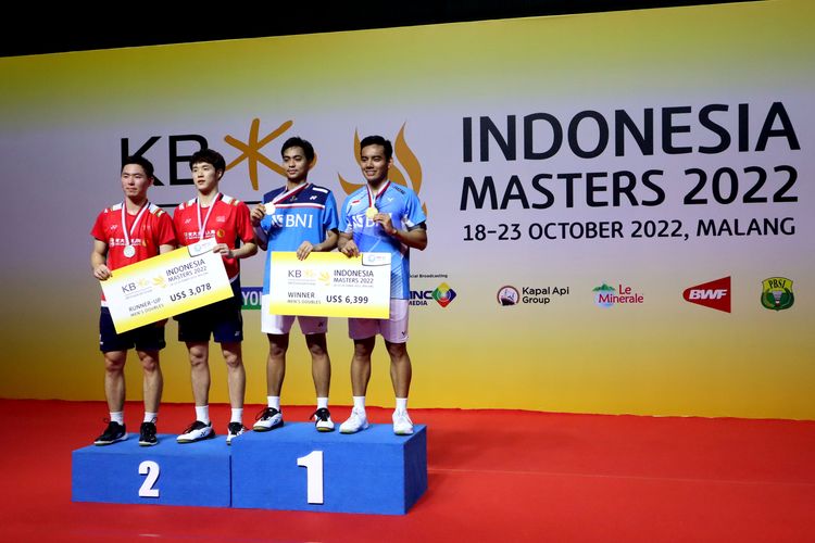 Ganda putra Indonesia Pramudya Kusumawardana dan Rahmat Hidayat juara Indonesia Masters 2022 seusai mengalahkan pasangan Cina di Platinum Arena Malang, Minggu (23/10/2022) malam.