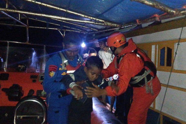 Tim SAR Evakuasi 41 Penumpang Speeboat Termasuk Bayi dan Lansia di Laut Aru
