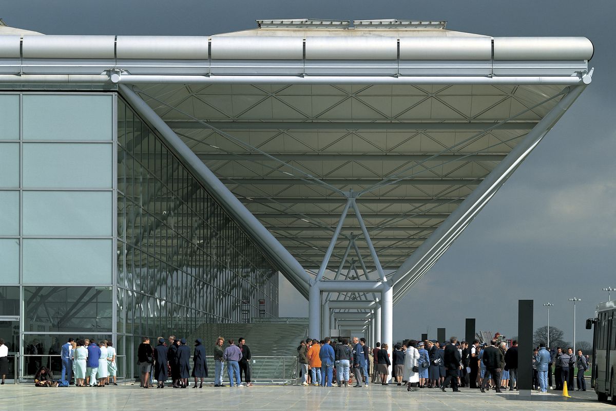 Rupa Bandara Stansted yang Terbuat dari Pohon
