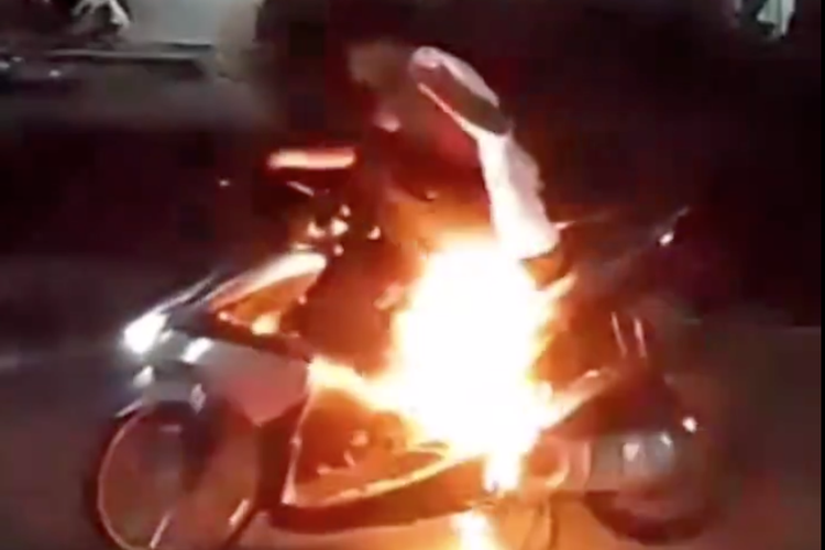 Video motor terbakar usai digeber-geber knalpot