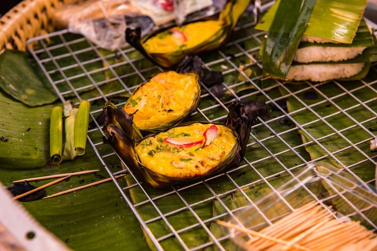 Khai pam, makanan dari telur yang dibakar dalam daun pisang khas Chiang Mai, Thailand DOK. Shutterstock