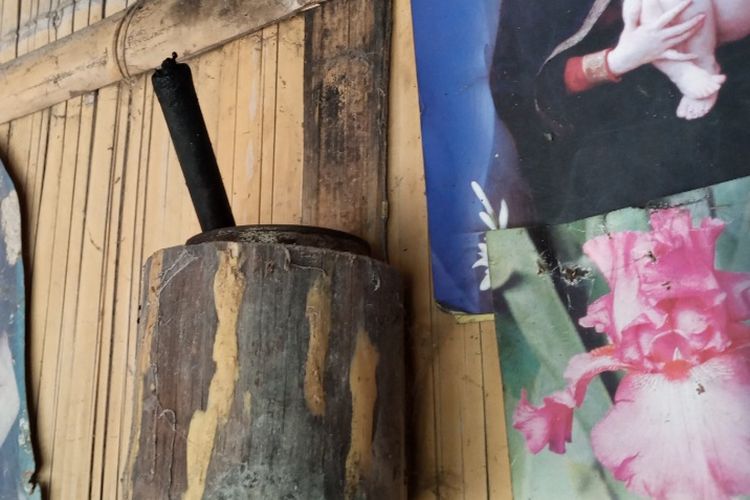 Foto: Lampu minyak tanah atau lampu pelita salah satu andalan untuk penerangan warga Kampung Kelu, Desa Nggekeng Deran, Kecamatan Tanjung Bunga, Kabupaten Flores Timur, Nusa Tenggara Timur (NTT).