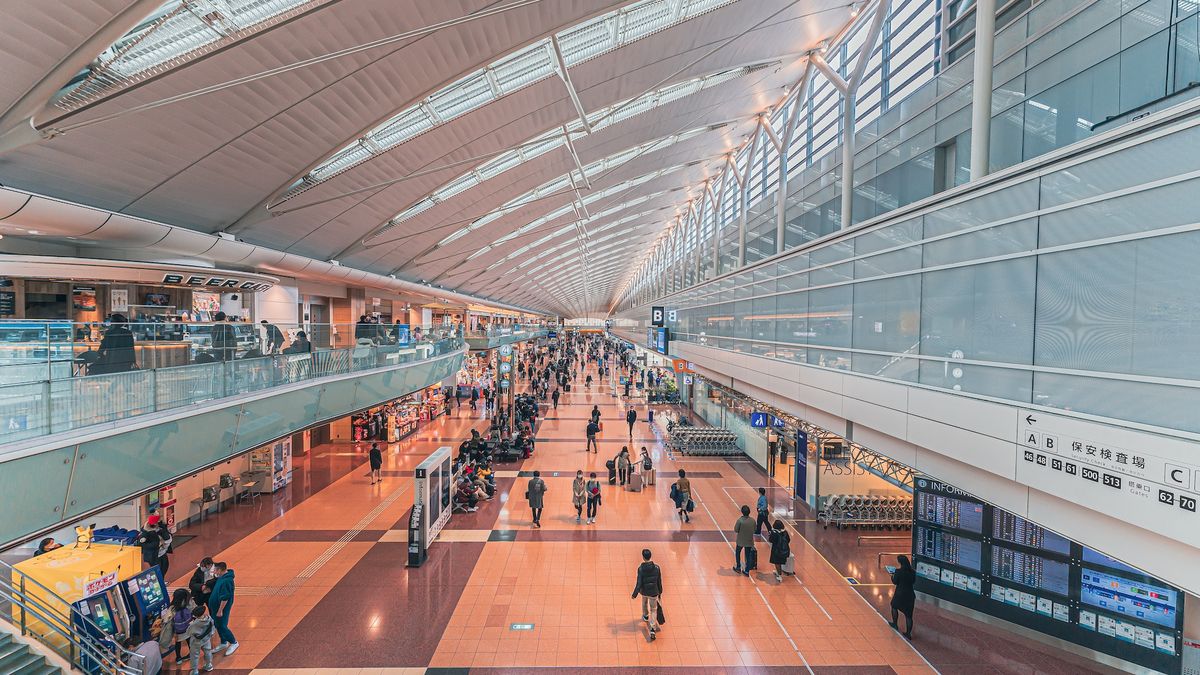 Japan Prepares Clothing Compression Machines at Airports to Save Luggage Space