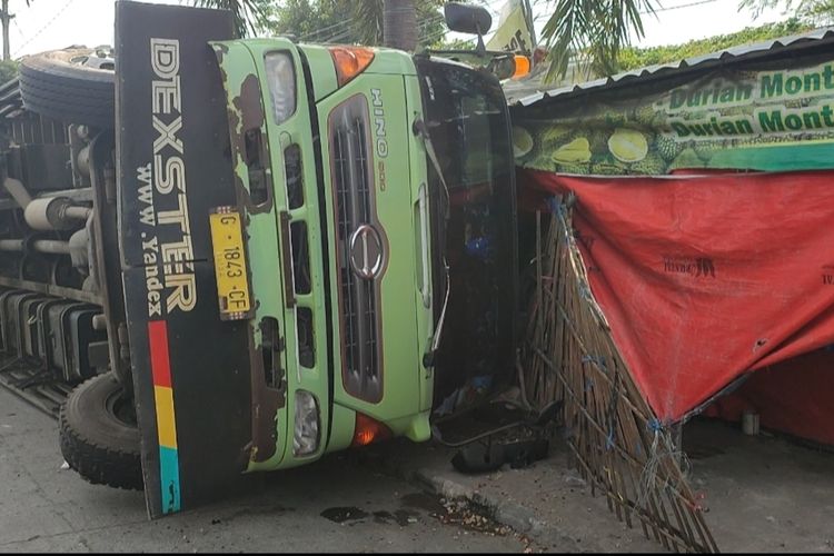 Salih, menceritakan detik detik truk kontainer jatuh menimpa warungnya, pada Jumat pagi (2/6/2023). Dirinya yang sedang tertidur di lokasi, nyaris menjadi korban, karena hanya berjarak beberapa sentimeter.