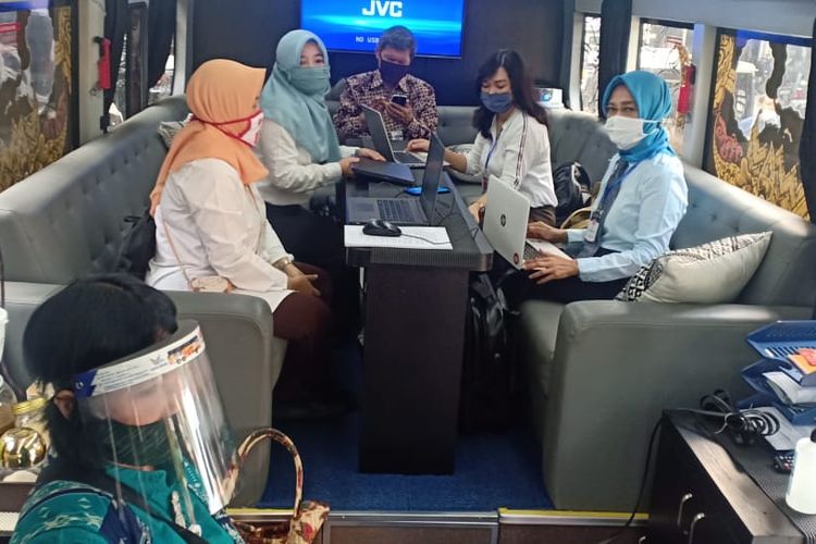 sejumlah peserta rapat di dalam bus gatotkaca