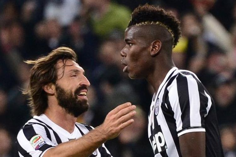 Andrea Pirlo (kiri) berselebrasi dengan Paul Pogba saat laga kontra Napoli di Stadion Juventus, 10 November 2013.