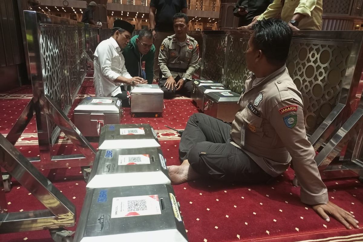 Penyidik Polsek Sawah Besar dan Polres Jakarta Pusat saat melakukan pemeriksaan di Masjid Istiqlal terkait QRIS palsu, Sabtu (8/4/2023). (Sumber: Dok Polsek Sawah Besar)