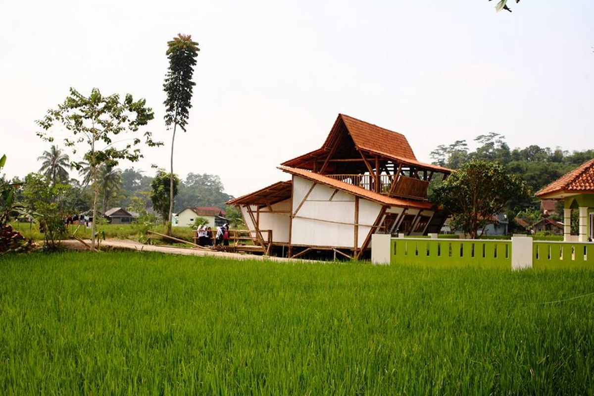 Bangunan PAUD Nurhikmat di pinggiran sawah