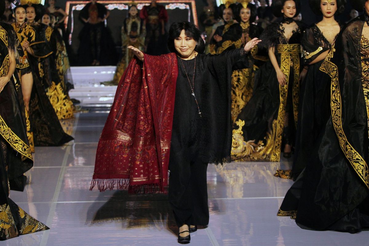 Perancang busana Anne Avantie dalam pagelaran bertajuk “Tjerita Tjinta” Palembang Fashion Week (PFW) 2020 yang dihelat di Palembang Sport and Convention Center, Palembang, Sumatera Selatan, Minggu (8/3/2020).
