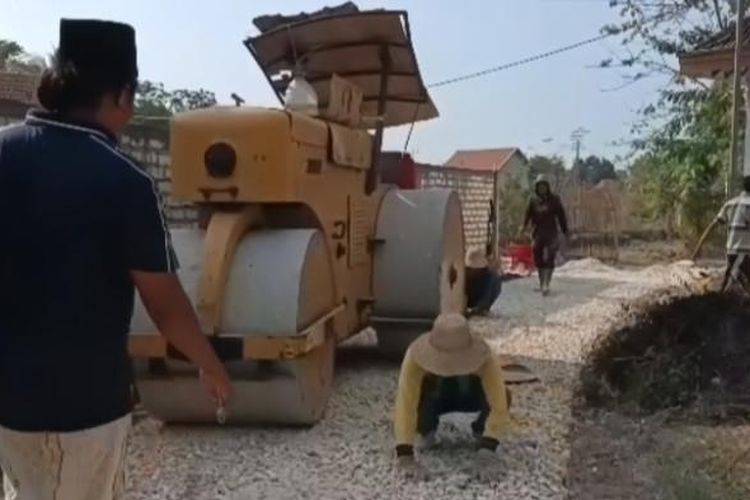 Mat Yasin (kopiah hitam) saat meninjau lokasi pembangunan Jalan Desa Madulang, Kecamatan Omben, Kabupaten Sampang, Madura dengan uang pribadi sebesar Rp 2 miliar, Rabu (22/10/2025).