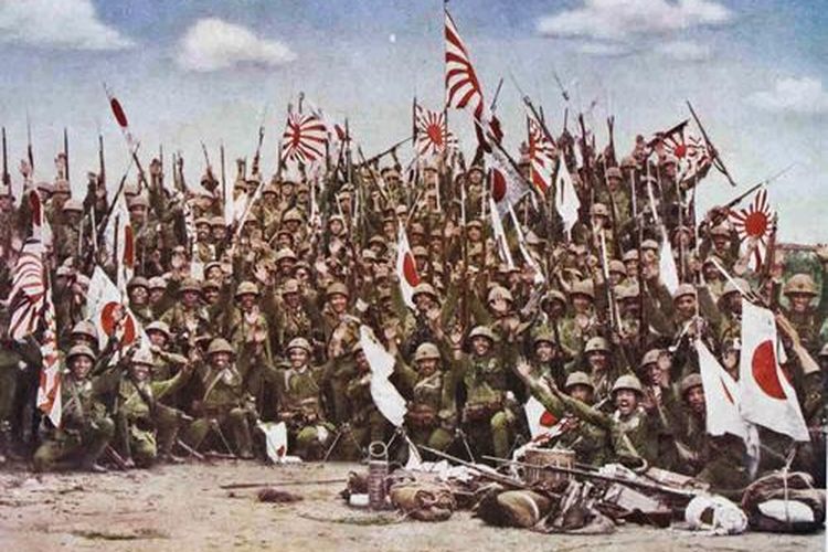 Marinir Angkatan Laut Kekaisaran Jepang dari Pasukan Gabungan Sasebo, merayakan kemenangan setelah Pertempuran Manado, Hindia Belanda, Januari 1942.
